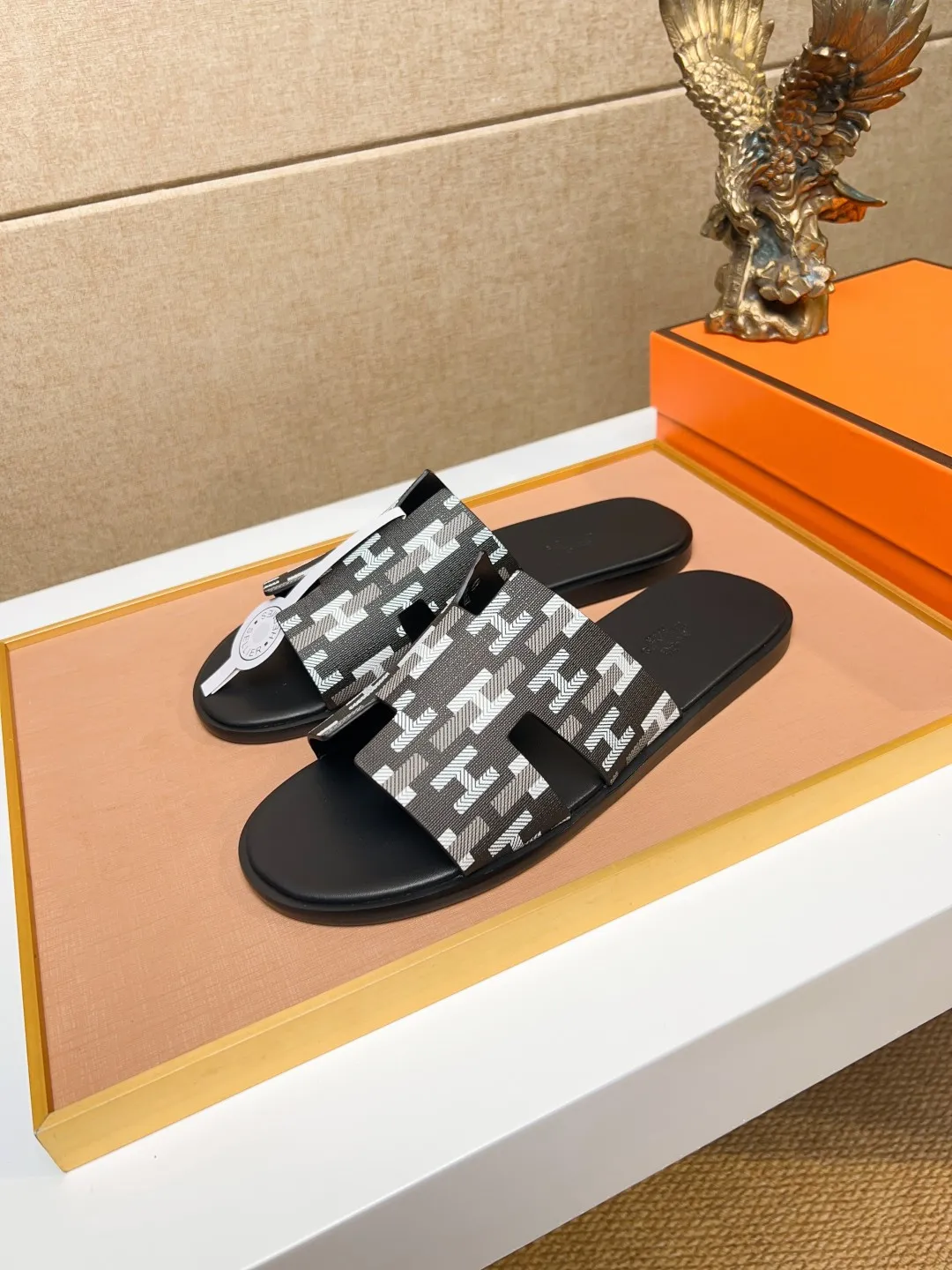 Men's clothing and shoes 💰280 💅💅💅 new arrival. Hermes Hermes official website latest counter synchronized new oran color leather H slippers, the original Paris version flew back to the original model and opened the mold to make it perfectly🍌The highest quality Sincerity, you can enter and leave the counter at will [Deyi] The upper is made of original customized  colored palm prints, crocodile print, ostrich print, colored cow leather, colored cow suede, 🤔 horse hair, 🥳 colored diamonds, 🥰 3D printing, and other genuine leather slippers, imported cow pattern foot pad lining, Italian  latest original genuine leather combination outsole Code number: 38-48 (customized at 46.47.48) Can be made into picture combination sole with genuine leather pattern and ordinary molded outsole